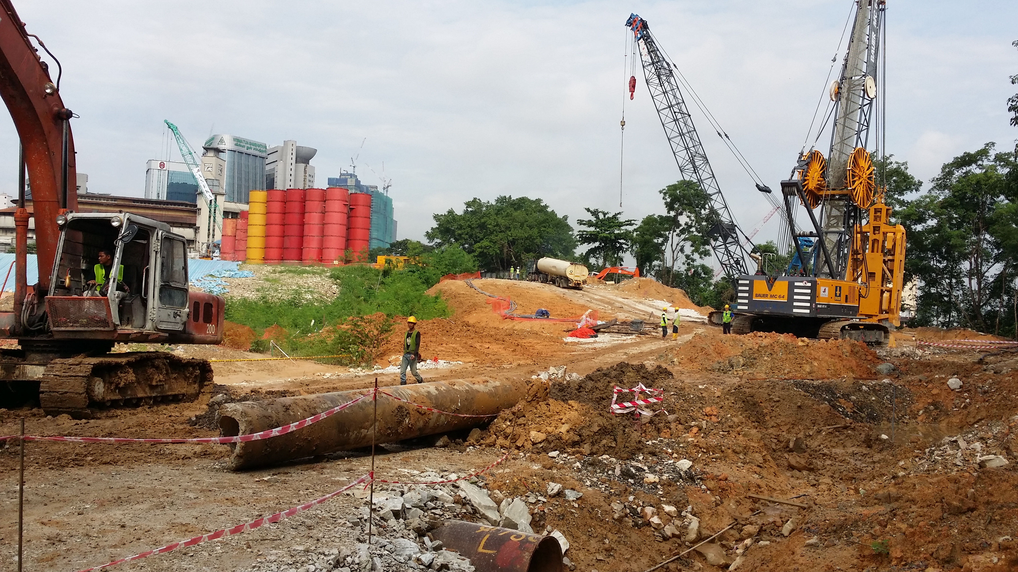 Pasukan Terasek mengurus penghantaran air dan pemindahan hos di tapak projek